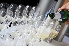 Foto von Sektgläsern, die gerade befüllt werden