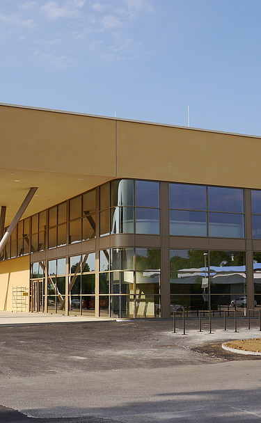 Foto Eingangsbereich mit Vordach und markanten Stützen