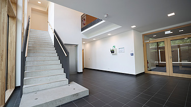 Innenaufnahme mit Treppen aus Sichtbeton 