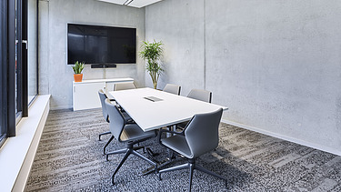 Foto Innenaufnahme Besprechungszimmer mit Sichtbetonwand