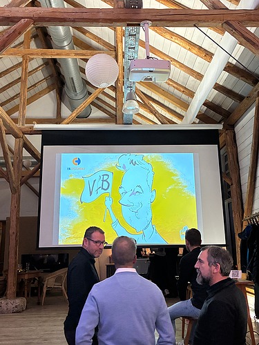 Foto von 1 Mann von dem gerade eine Karikatur gezeichnet wird