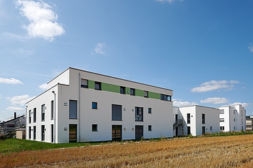 Foto Gebäudeecke mit Feld im Vordergrund