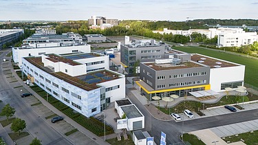 Foto von der Baustelle mit Stahlträgern und Deckenbewehrung