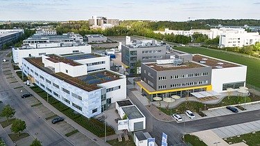 Foto von der Baustelle mit Stahlträgern und Deckenbewehrung