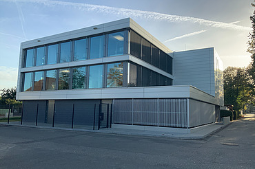 Foto des Eingangsbereichs von der Straße her kommend