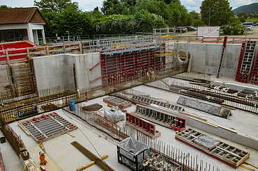 Bild RÜB im Bau, eingeschalte Wände