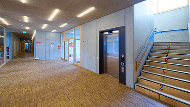 Foto Innenbereich KiTa mit Treppen und Aufzug