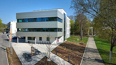 Foto Rückseite des Gebäude mit Uferweg