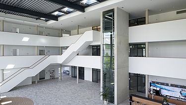 Foto Atrium Innen mit Aufzug und Empfangsbereich