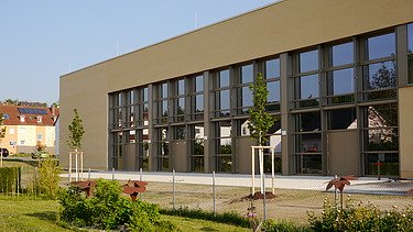 Foto Gebäude außen mit Glasfassade