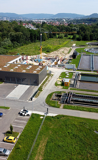 Drohnenaufnahme Gelände mit Klärbecken und Betriebsgebäude