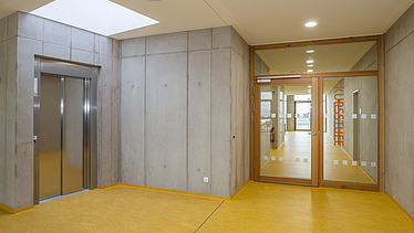 Foto Flur mit Sichtbetonwänden und Aufzug