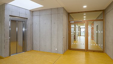 Foto Flur mit Sichtbetonwänden und Aufzug